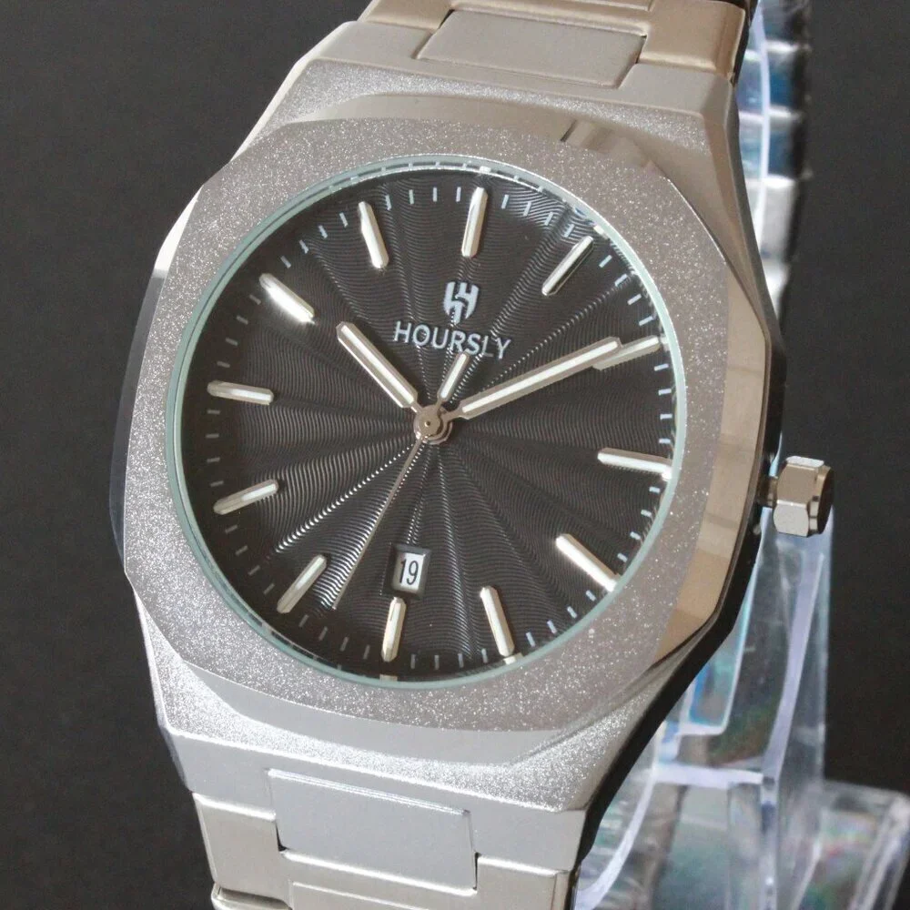 Men's Sports Watch Integrated Bracelet Black Dial 42mm